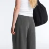 Pantaloni a gamba larga in modal Soft Touch con righe sottili Pantaloni a gamba larga in modal Soft Touch con righe sottili