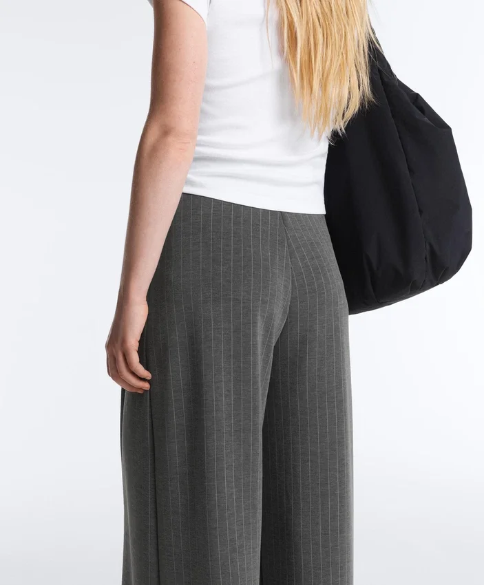 Pantaloni a gamba larga in modal Soft Touch con righe sottili Pantaloni a gamba larga in modal Soft Touch con righe sottili
