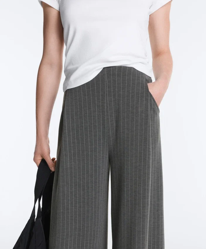Pantaloni a gamba larga in modal Soft Touch con righe sottili Pantaloni a gamba larga in modal Soft Touch con righe sottili