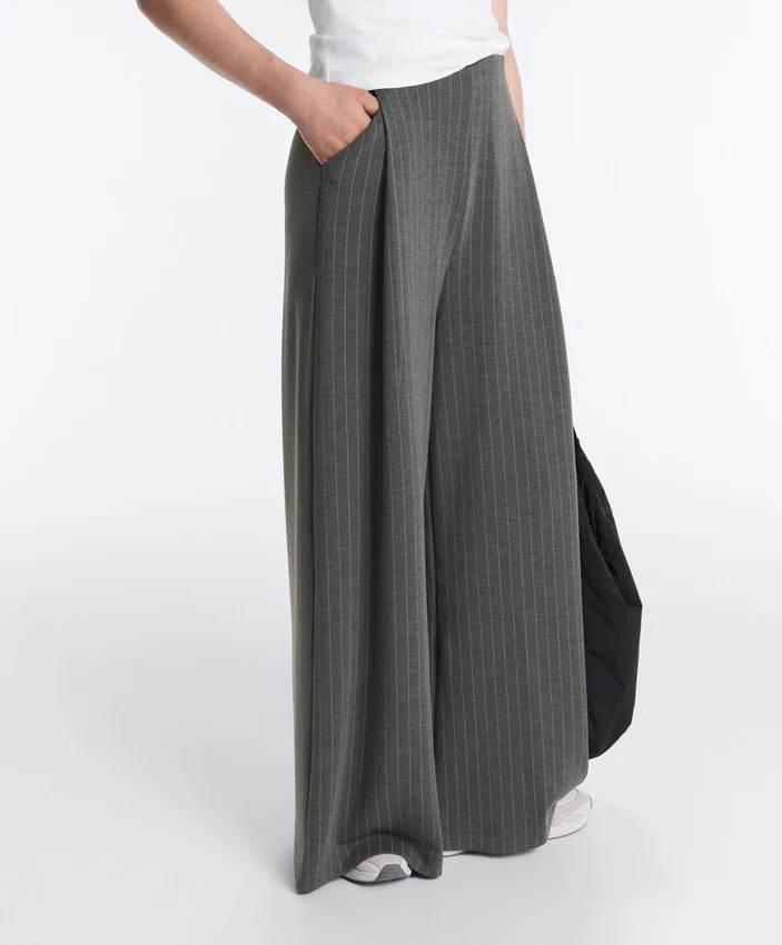 Pantaloni a gamba larga in modal Soft Touch con righe sottili Pantaloni a gamba larga in modal Soft Touch con righe sottili