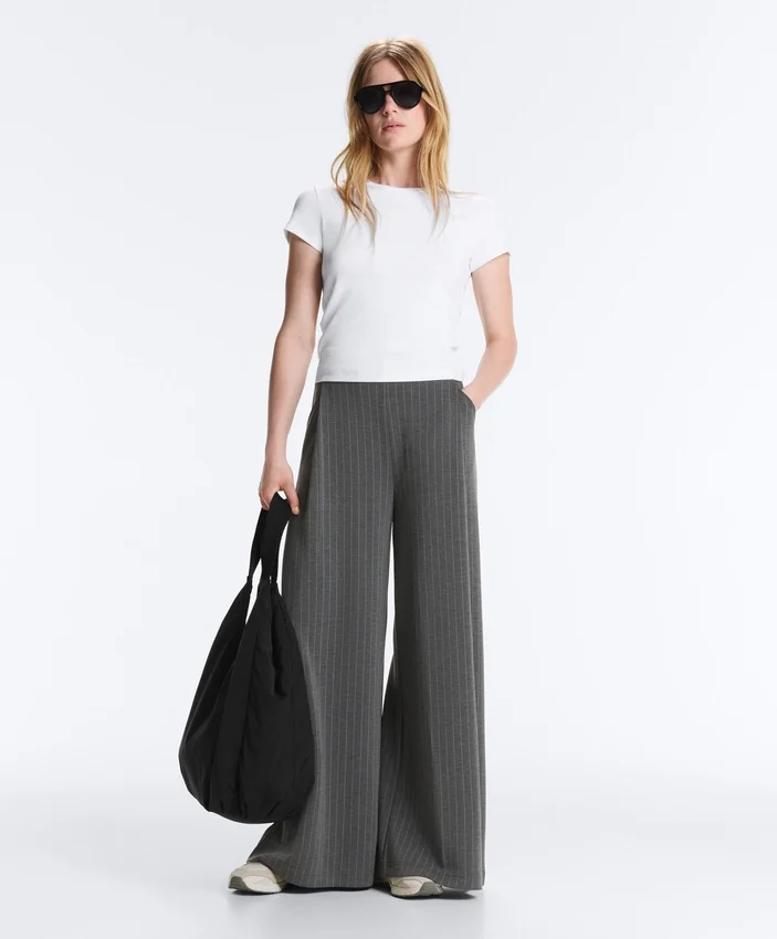 Pantaloni a gamba larga in modal Soft Touch con righe sottili Pantaloni a gamba larga in modal Soft Touch con righe sottili