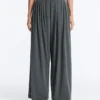 Pantaloni a gamba larga Light Touch con pinces Pantaloni a gamba larga Light Touch con pinces