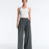 Pantaloni a gamba larga Light Touch con pinces Pantaloni a gamba larga Light Touch con pinces