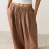 Pantaloni a palloncino a righe in 100% lino Pantaloni a palloncino a righe in 100% lino
