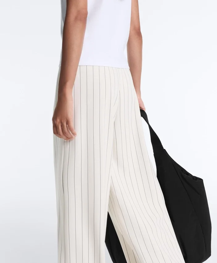 Pantaloni a vita alta a gamba larga con gessato Soft Touch al tatto Pantaloni a vita alta a gamba larga con gessato Soft Touch al tatto