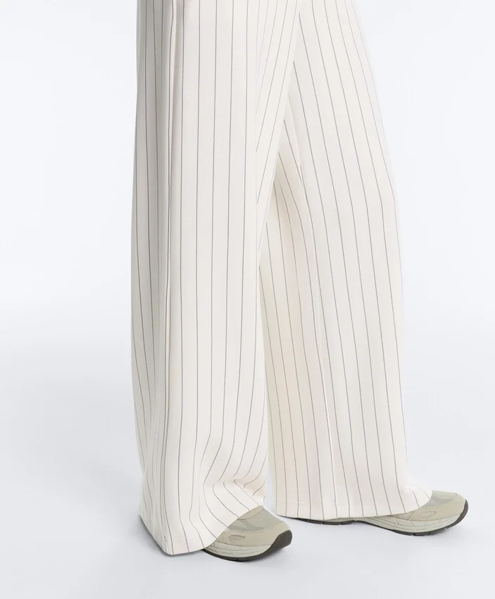 Pantaloni a vita alta a gamba larga con gessato Soft Touch al tatto Pantaloni a vita alta a gamba larga con gessato Soft Touch al tatto