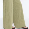 Pantaloni a vita alta a gamba larga con gessato Soft Touch al tatto Pantaloni a vita alta a gamba larga con gessato Soft Touch al tatto