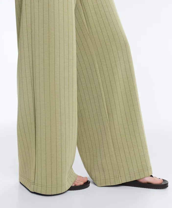 Pantaloni a vita alta a gamba larga con gessato Soft Touch al tatto Pantaloni a vita alta a gamba larga con gessato Soft Touch al tatto