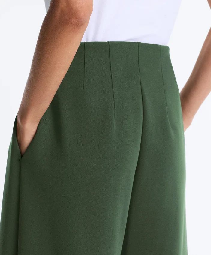 Pantaloni a vita alta in twill a gamba larga con pieghe Pantaloni a vita alta in twill a gamba larga con pieghe