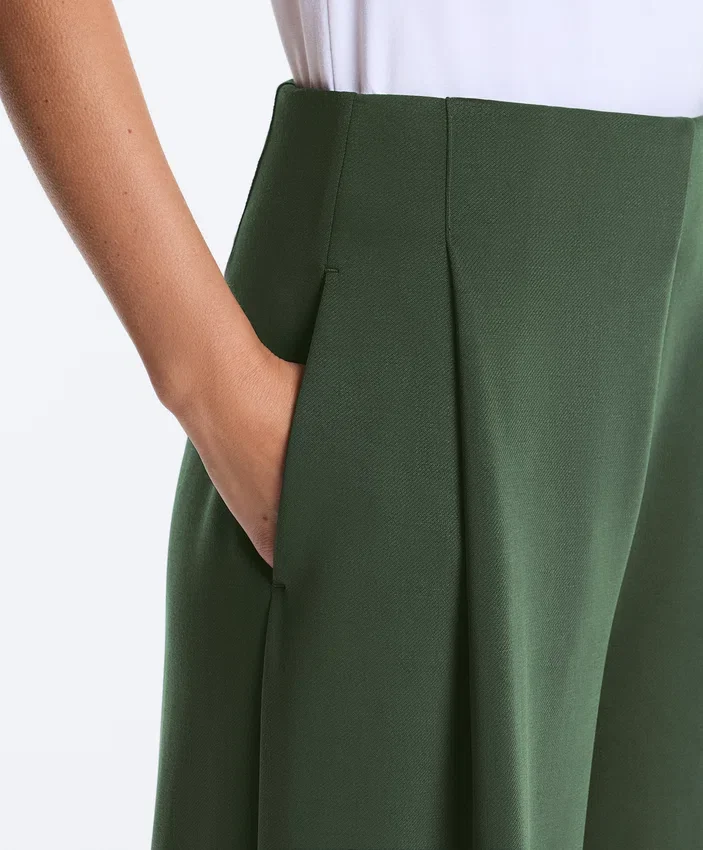 Pantaloni a vita alta in twill a gamba larga con pieghe Pantaloni a vita alta in twill a gamba larga con pieghe