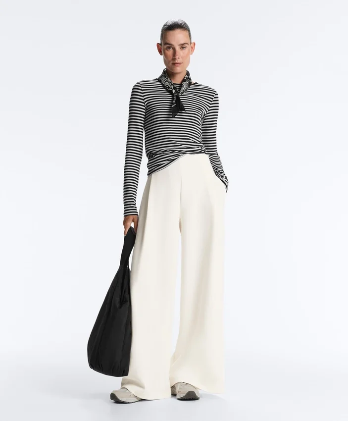 Pantaloni a vita alta in twill a gamba larga con pieghe Pantaloni a vita alta in twill a gamba larga con pieghe