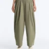 Pantaloni affusolati a pieghe in 100% cotone Pantaloni affusolati a pieghe in 100% cotone