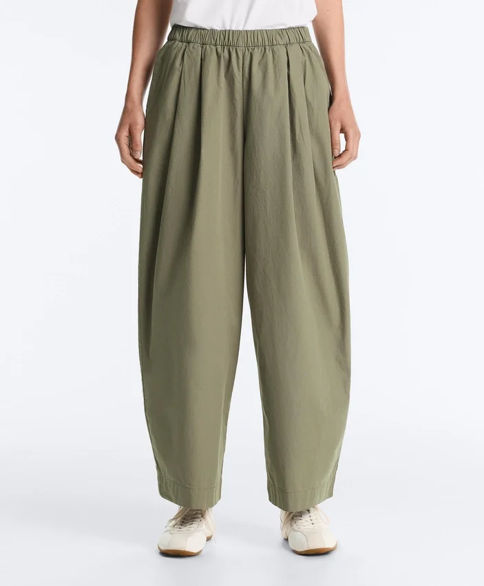 Pantaloni affusolati a pieghe in 100% cotone Pantaloni affusolati a pieghe in 100% cotone