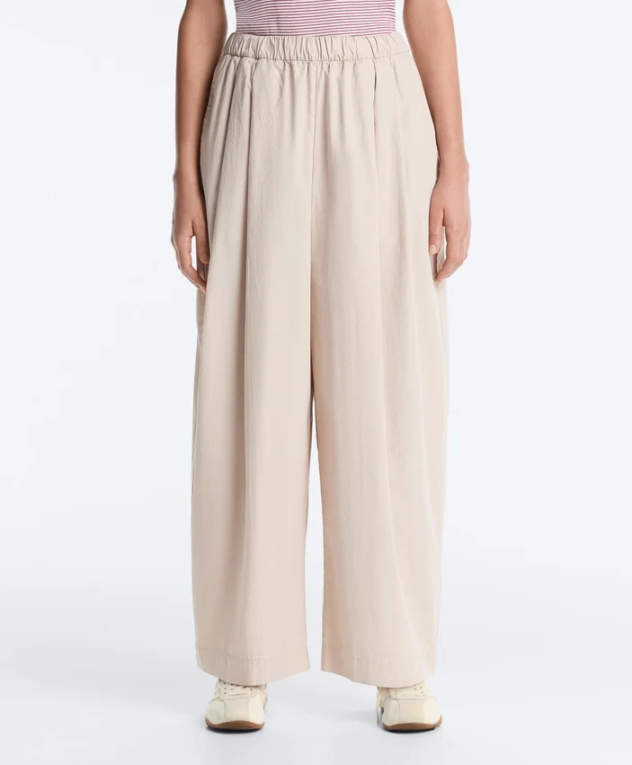 Pantaloni affusolati a pieghe in 100% cotone Pantaloni affusolati a pieghe in 100% cotone