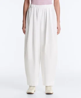 Pantaloni affusolati a pieghe in 100% cotone
