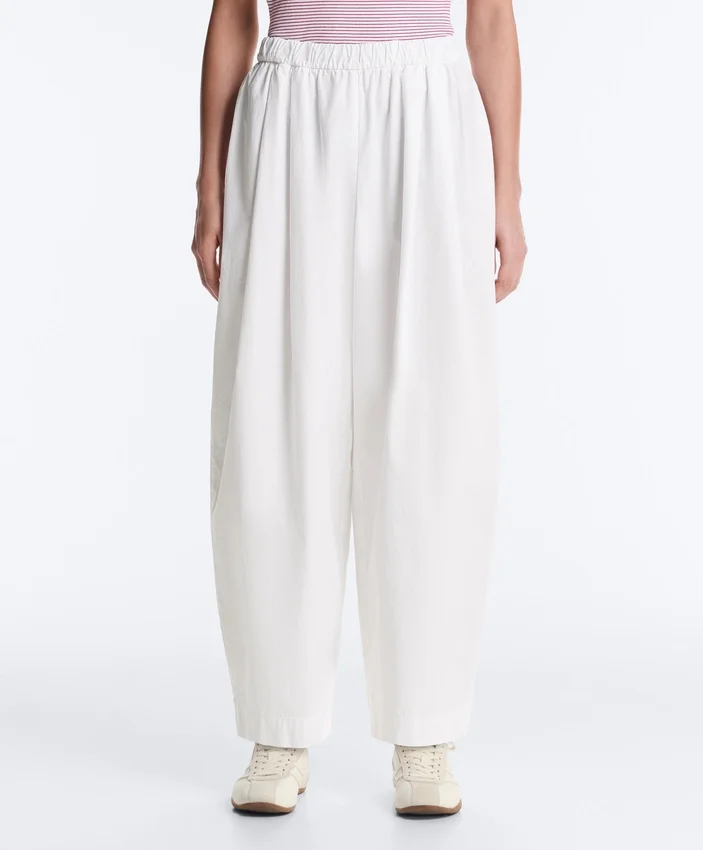 Pantaloni affusolati a pieghe in 100% cotone Pantaloni affusolati a pieghe in 100% cotone