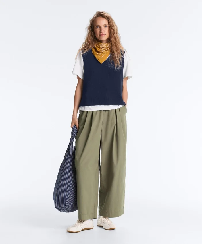 Pantaloni affusolati a pieghe in 100% cotone Pantaloni affusolati a pieghe in 100% cotone