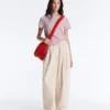 Pantaloni affusolati a pieghe in 100% cotone Pantaloni affusolati a pieghe in 100% cotone