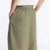 Pantaloni affusolati a pieghe in 100% cotone Pantaloni affusolati a pieghe in 100% cotone