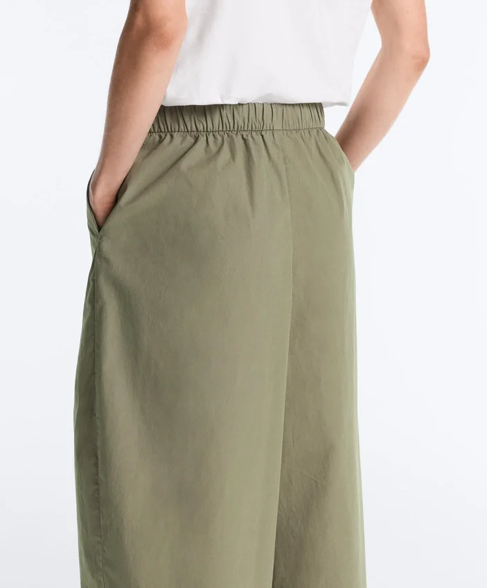 Pantaloni affusolati a pieghe in 100% cotone Pantaloni affusolati a pieghe in 100% cotone