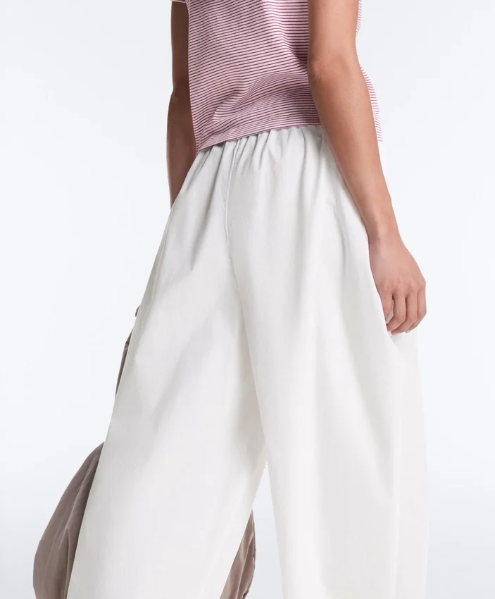 Pantaloni affusolati a pieghe in 100% cotone Pantaloni affusolati a pieghe in 100% cotone