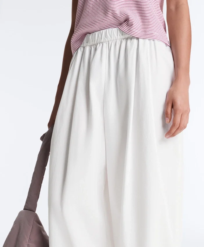 Pantaloni affusolati a pieghe in 100% cotone Pantaloni affusolati a pieghe in 100% cotone
