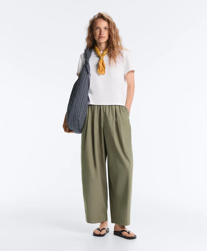 Pantaloni affusolati a pieghe in 100% cotone Pantaloni affusolati a pieghe in 100% cotone