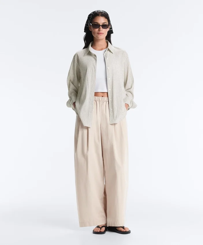 Pantaloni affusolati a pieghe in 100% cotone Pantaloni affusolati a pieghe in 100% cotone