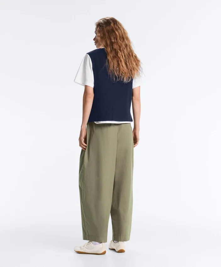 Pantaloni affusolati a pieghe in 100% cotone Pantaloni affusolati a pieghe in 100% cotone
