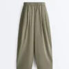 Pantaloni affusolati a pieghe in 100% cotone Pantaloni affusolati a pieghe in 100% cotone