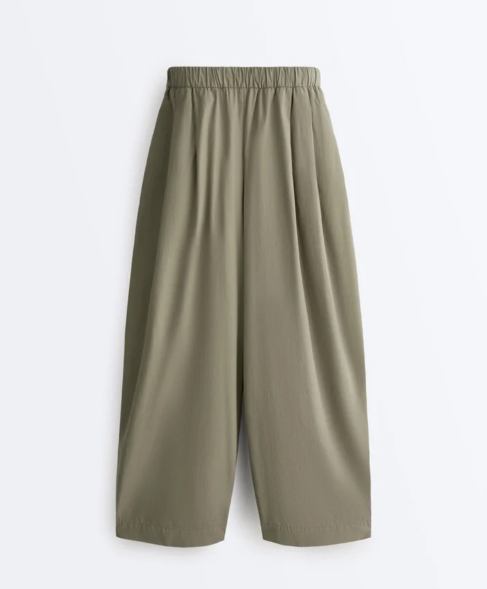 Pantaloni affusolati a pieghe in 100% cotone Pantaloni affusolati a pieghe in 100% cotone