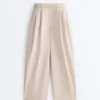 Pantaloni affusolati a pieghe in 100% cotone Pantaloni affusolati a pieghe in 100% cotone