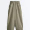 Pantaloni affusolati a pieghe in 100% cotone Pantaloni affusolati a pieghe in 100% cotone