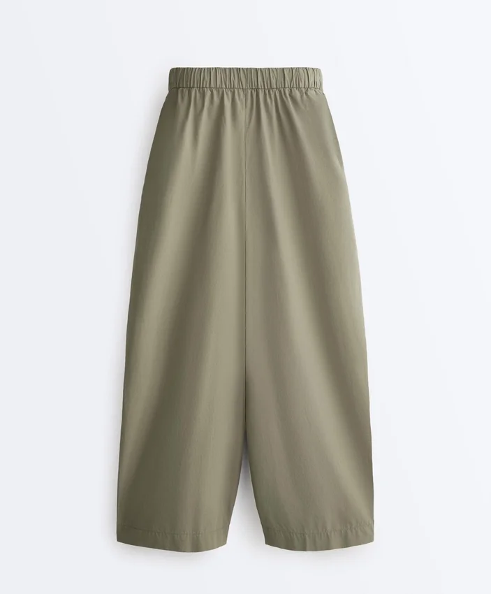 Pantaloni affusolati a pieghe in 100% cotone Pantaloni affusolati a pieghe in 100% cotone