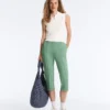 Pantaloni capri in piqué con passanti in cotone Pantaloni capri in piqué con passanti in cotone
