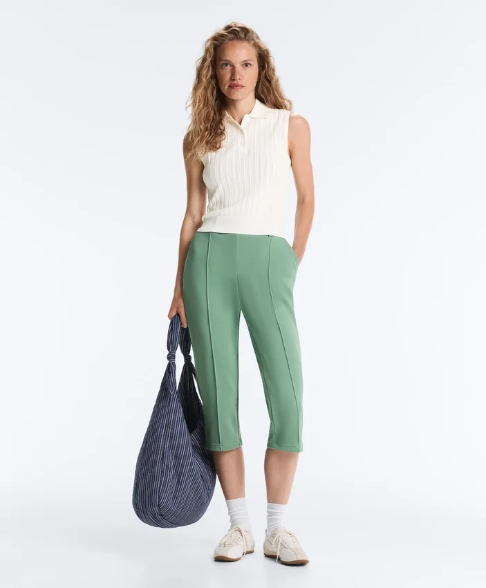 Pantaloni capri in piqué con passanti in cotone Pantaloni capri in piqué con passanti in cotone