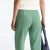 Pantaloni capri in piqué con passanti in cotone Pantaloni capri in piqué con passanti in cotone