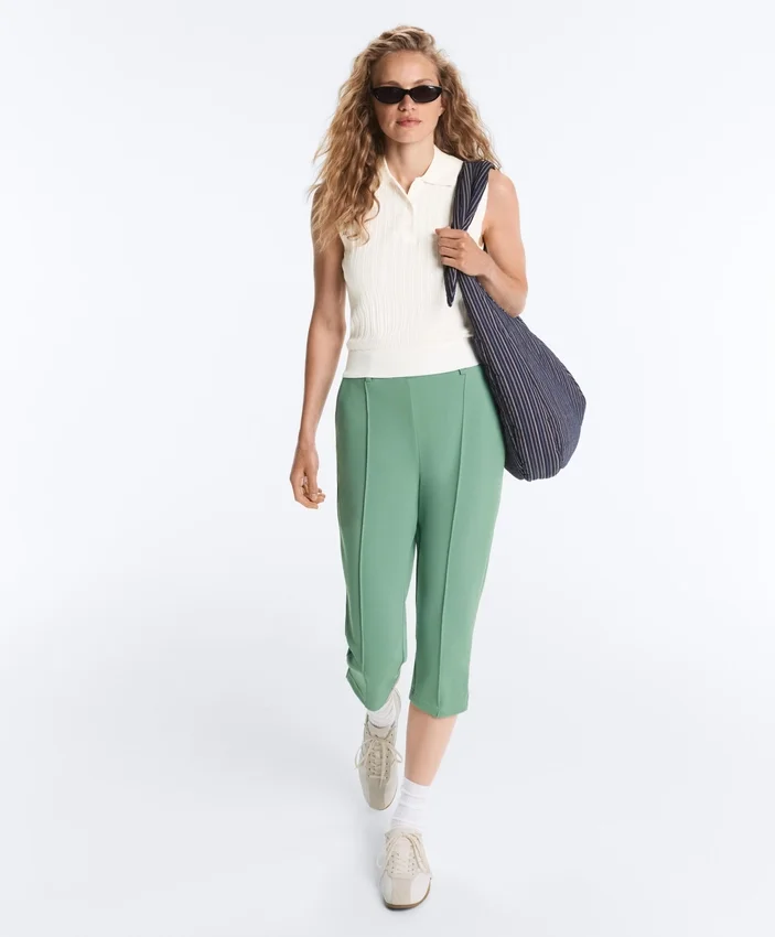 Pantaloni capri in piqué con passanti in cotone Pantaloni capri in piqué con passanti in cotone