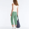 Pantaloni capri in piqué con passanti in cotone Pantaloni capri in piqué con passanti in cotone