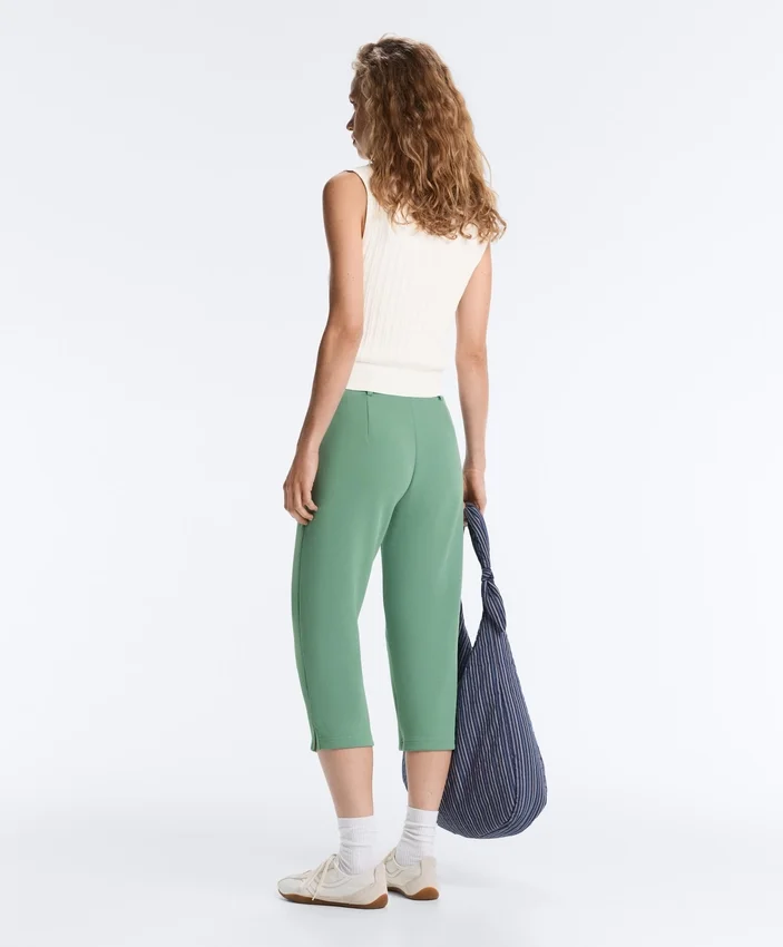 Pantaloni capri in piqué con passanti in cotone Pantaloni capri in piqué con passanti in cotone