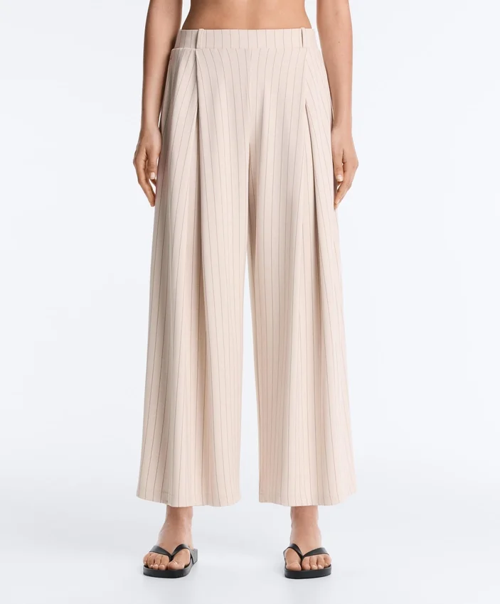Pantaloni corti a gamba larga con pieghe e righe Pantaloni corti a gamba larga con pieghe e righe