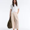 Pantaloni corti a gamba larga con pieghe e righe Pantaloni corti a gamba larga con pieghe e righe