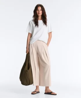 Pantaloni corti a gamba larga con pieghe e righe
