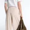 Pantaloni corti a gamba larga con pieghe e righe Pantaloni corti a gamba larga con pieghe e righe