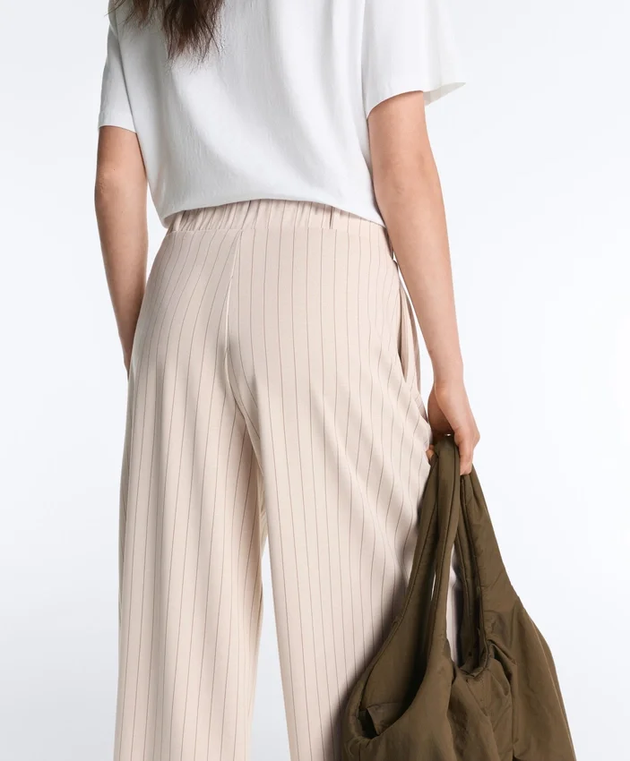 Pantaloni corti a gamba larga con pieghe e righe Pantaloni corti a gamba larga con pieghe e righe