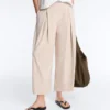 Pantaloni corti a gamba larga con pieghe e righe Pantaloni corti a gamba larga con pieghe e righe