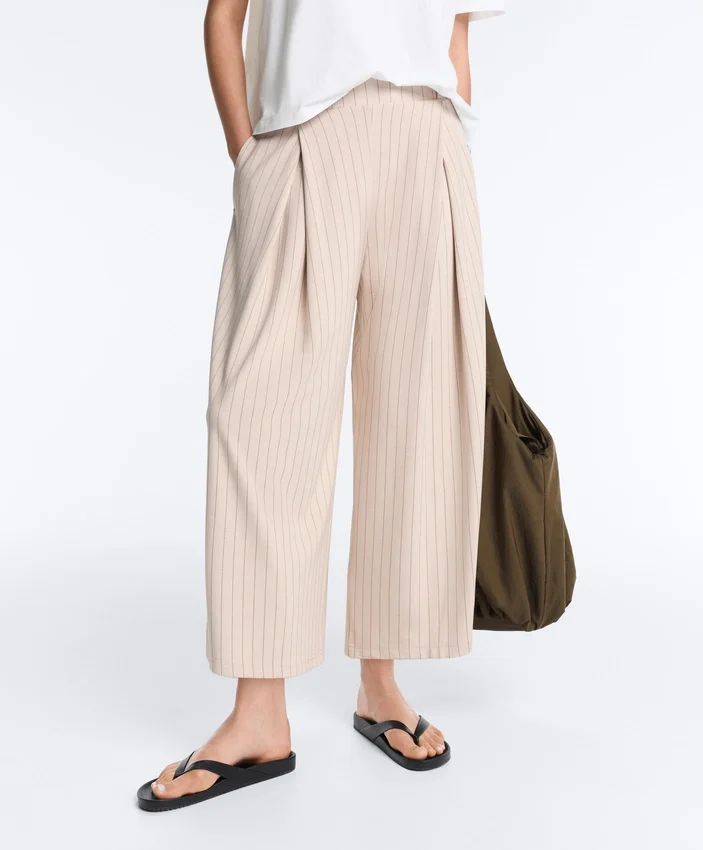 Pantaloni corti a gamba larga con pieghe e righe Pantaloni corti a gamba larga con pieghe e righe