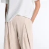 Pantaloni corti a gamba larga con pieghe e righe Pantaloni corti a gamba larga con pieghe e righe