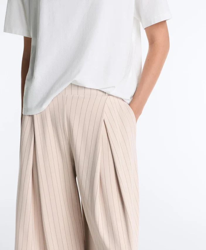 Pantaloni corti a gamba larga con pieghe e righe Pantaloni corti a gamba larga con pieghe e righe