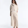 Pantaloni corti a gamba larga con pieghe e righe Pantaloni corti a gamba larga con pieghe e righe